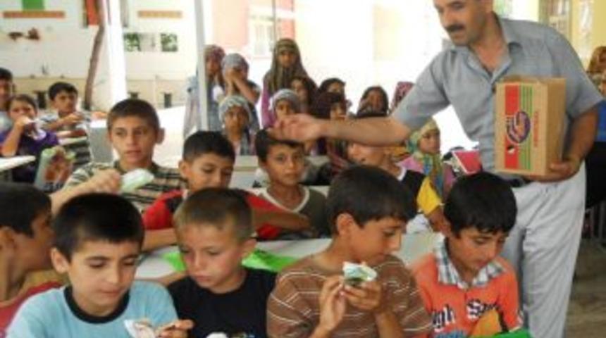 Muhtardan Kur’an kursu öğrencilerine dondurma