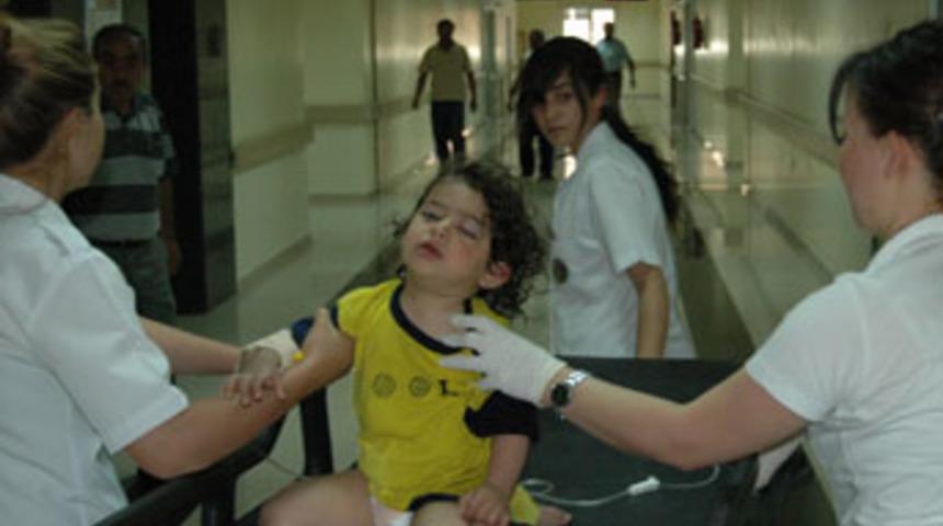 Üzerine televizyon düştü