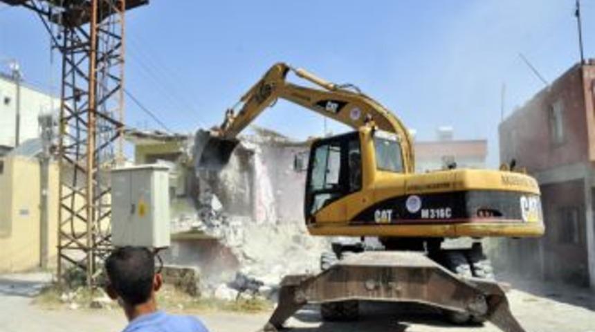 Akdeniz&rsquo;de metruk binalar yıkılıyor