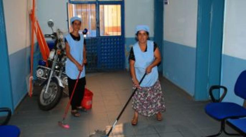 Kadın h&uuml;k&uuml;ml&uuml;ler, cezalarını emniyet binasını temizleyerek &ccedil;ekiyor