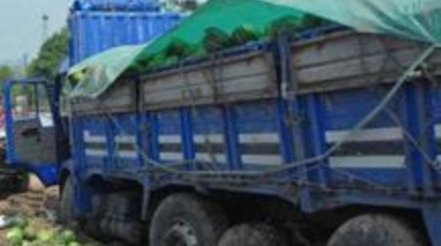 Karpuz y&uuml;kl&uuml; kamyon devrildi