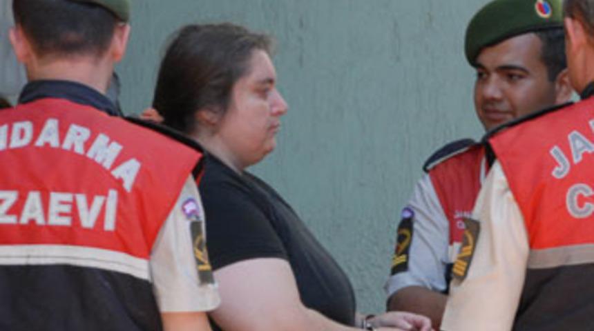 Doğurduğu bebeği annesiyle birlikte &ccedil;&ouml;pe attı