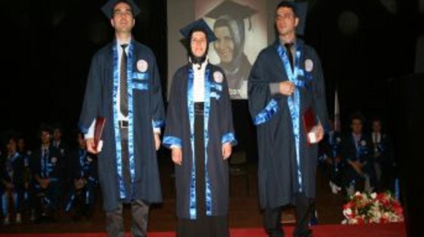 Tıp &ouml;ğrencisi, ailesinin fedakarlığını fak&uuml;lte birinciliği ile &ouml;d&uuml;llendirdi