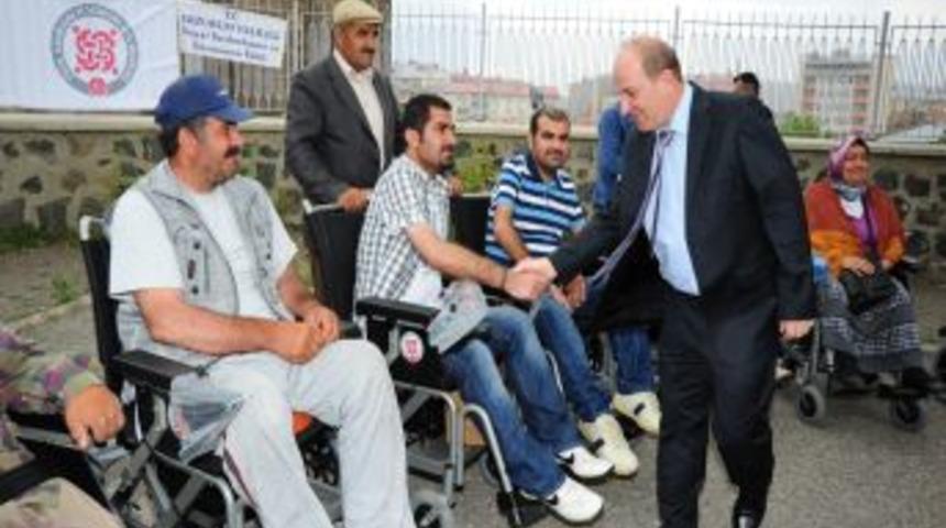 Vali &Ouml;zt&uuml;rk, engellilere ak&uuml;l&uuml; ara&ccedil; dağıttı