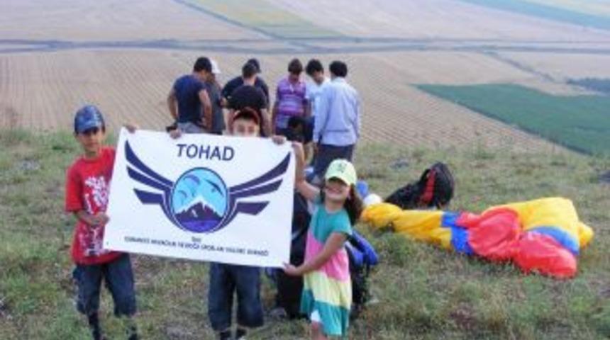 Osmaniye&rsquo;de ilk kez yama&ccedil; paraş&uuml;t&uuml; heyecanı yaşandı