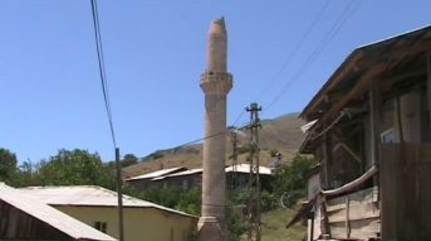 Elazığ'daki deprem zayıf binalarda hasara yol a&ccedil;tı