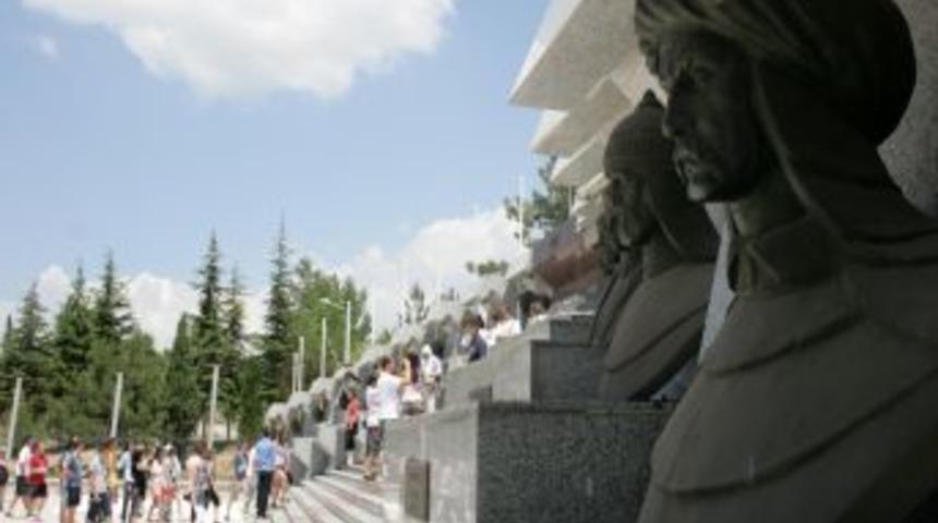 Gurbet&ccedil;i T&uuml;rk gen&ccedil;leri tarihini &ouml;ğreniyor