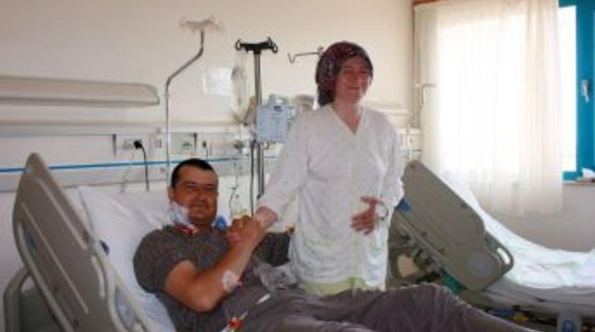 Evlilik yıl d&ouml;n&uuml;m&uuml;nde eşine b&ouml;breğinin birini verdi