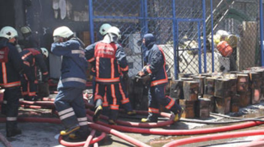 Esenyurt'ta yangın; 1 &ouml;l&uuml;, 3 yaralı