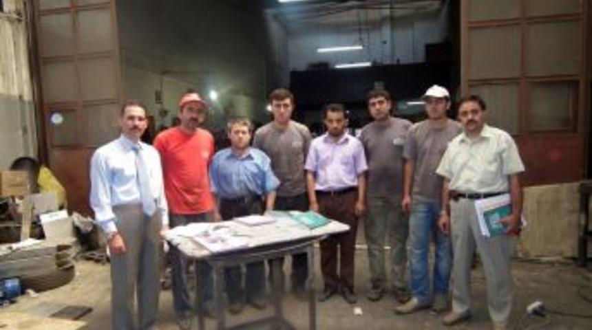 Kursa gidemeyen sanayi &ccedil;alışanlarına d&uuml;kkanda Kur&rsquo;an &ouml;ğretiyorlar