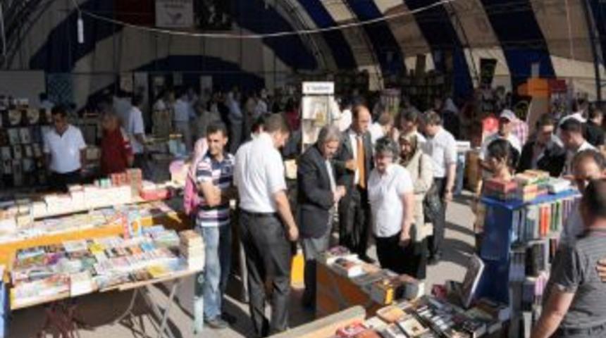 Vali Kahraman: T&uuml;rk&ccedil;enin doğru kullanılması okuma ile olur