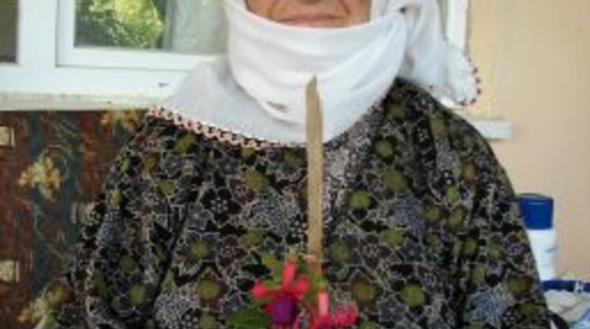 Gelinlik kızlar için 50 yıldır küpe çiçeği yetiştiriyor