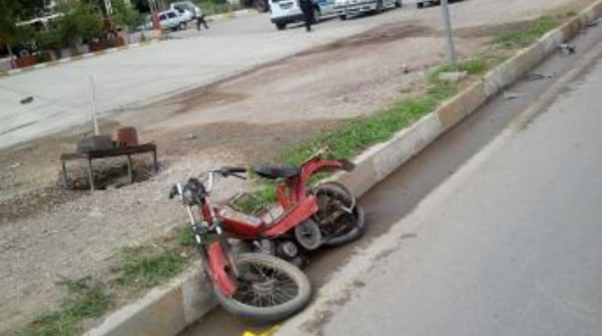 Minib&uuml;s&uuml;n &ccedil;arptığı motosiklet s&uuml;r&uuml;c&uuml;s&uuml; hayatını kaybetti