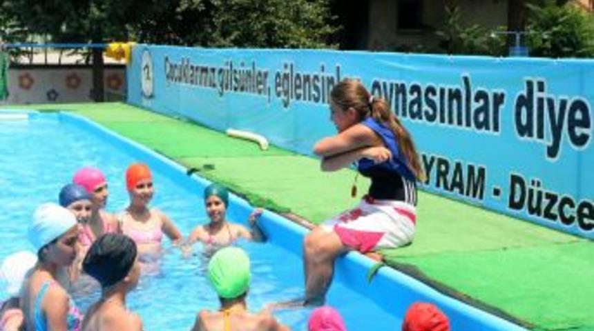 &Ccedil;ocuklar hem y&uuml;zme &ouml;ğreniyor hem serinliyor