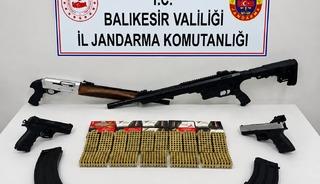 Bandırma ve Ayvalık&rsquo;ta silah ticareti operasyonu: 10 ş&uuml;pheli yakalandı