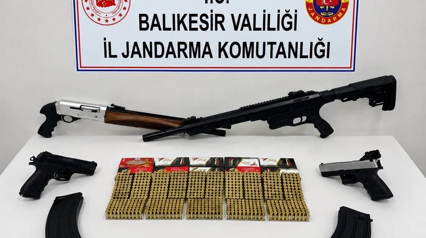 Bandırma ve Ayvalık&rsquo;ta silah ticareti operasyonu: 10 ş&uuml;pheli yakalandı