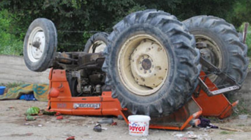 Trakt&ouml;r devrildi; 2 &ouml;l&uuml;, 3 yaralı
