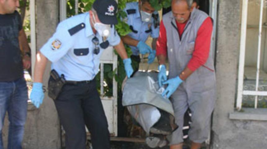 Ellerini bağlayıp ilmiği boynuna ge&ccedil;irdi