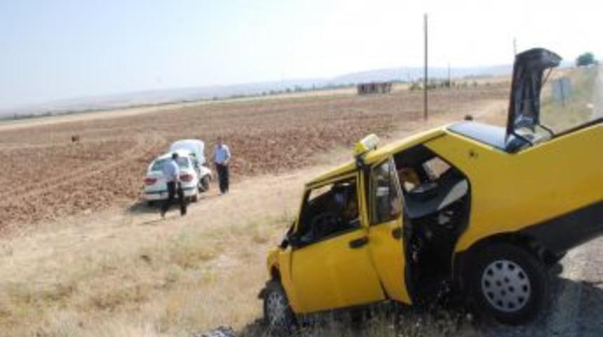 Hasta g&ouml;t&uuml;ren ara&ccedil;, ticari taksi ile &ccedil;arpıştı: 4 yaralı