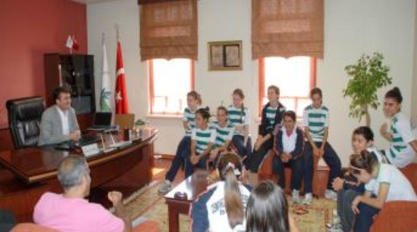 Başkan D&uuml;ndar'dan şampiyon atletlere altın