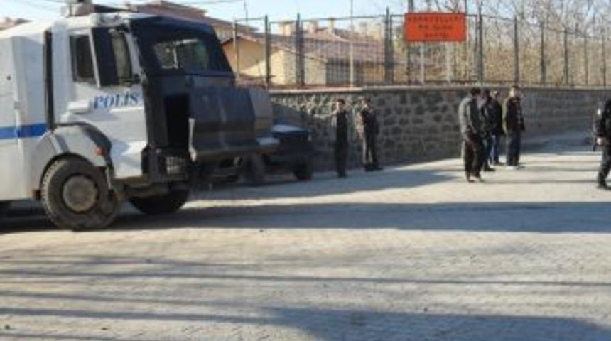 YSK'nın 'Dicle kararı'nı protesto eden grup polisi taşladı