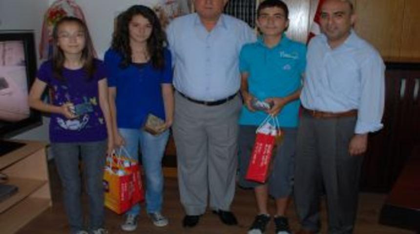 Başkan &Ouml;ngel, Fem-Anafen Dershanesi SBS birincilerini &ouml;d&uuml;llendirdi