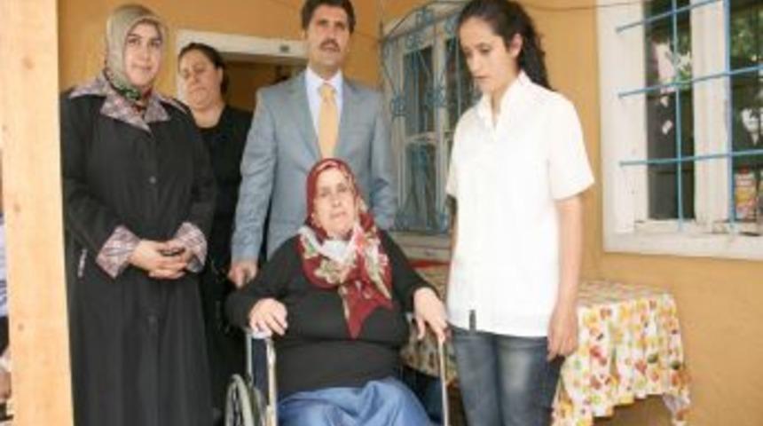 Belediye, muhta&ccedil;lara tekerlekli sandalye dağıttı