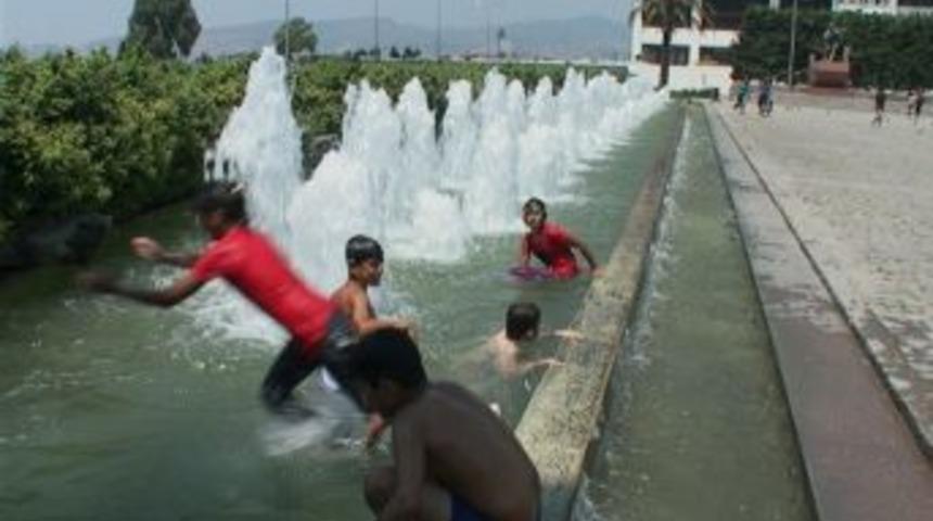 Serinlemek isteyen &ccedil;ocuklar mikrop yuvası havuzlardan &ccedil;ıkmıyor