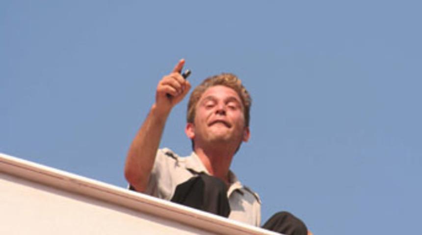 Nişanlısı terk edince &ccedil;atıya &ccedil;ıktı