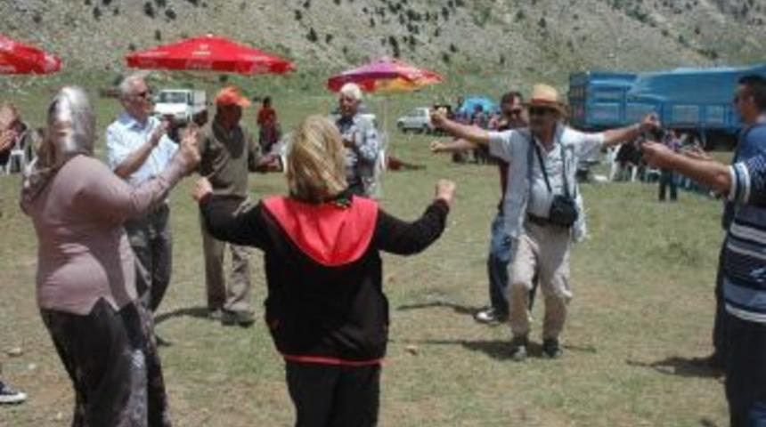 Ahmetler k&ouml;yl&uuml;leri 1. Ald&uuml;rbe Yayla Şenliği'nde buluştu