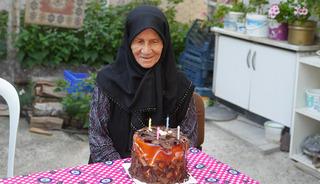 85 yaşına kadar kimse doğum g&uuml;n&uuml;n&uuml; kutlamamıştı! O pasta Emine nineyi duygulandırdı