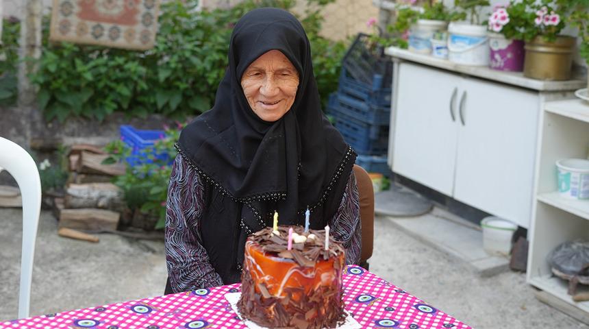 85 yaşına kadar kimse doğum g&uuml;n&uuml;n&uuml; kutlamamıştı! O pasta Emine nineyi duygulandırdı
