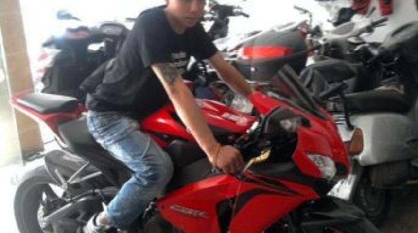 Beyin kanaması ge&ccedil;irdiğini farketmeyince elektrik direğine &ccedil;arpıp &ouml;ld&uuml;