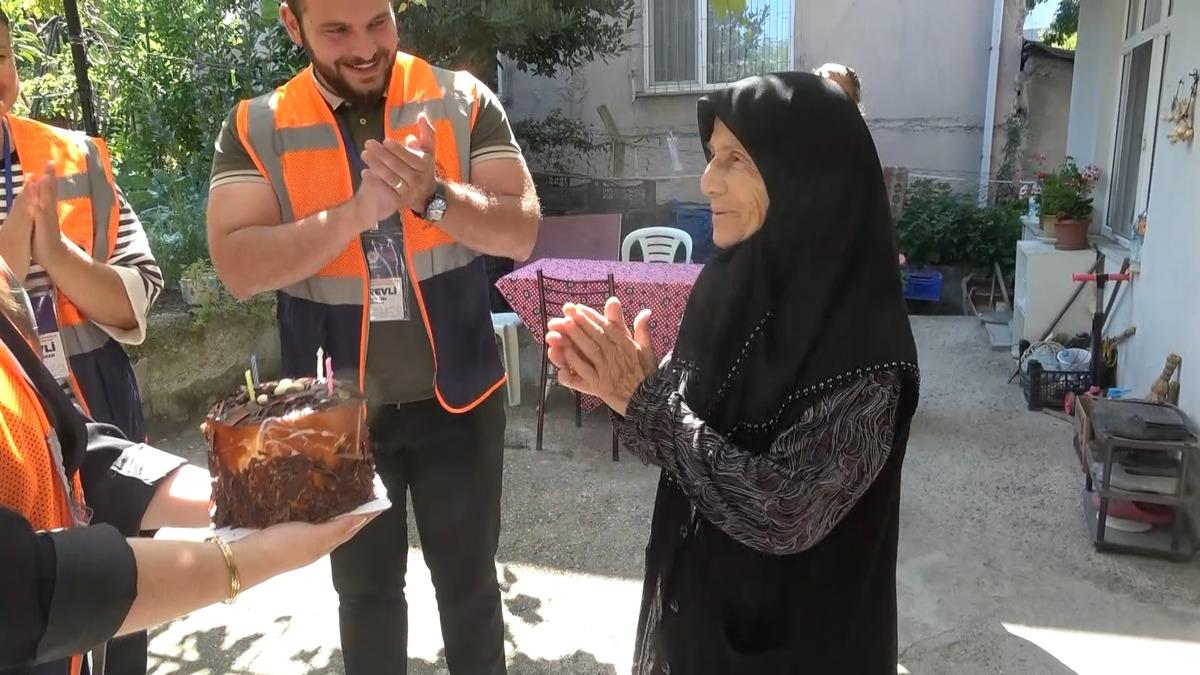 85 yaşına kadar kimse doğum gününü kutlamamıştı! O pasta Emine nineyi duygulandırdı 1