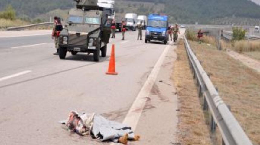 8 kişinin bindiği otomobil, otobanda takla attı: 2 &ouml;l&uuml;