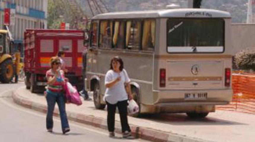 Ara&ccedil;lar kaldırımdan, yayalar yoldan giderse