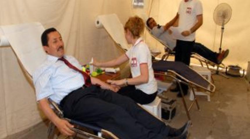 Vali Balkanlıoğlu, kan bağışında bulundu