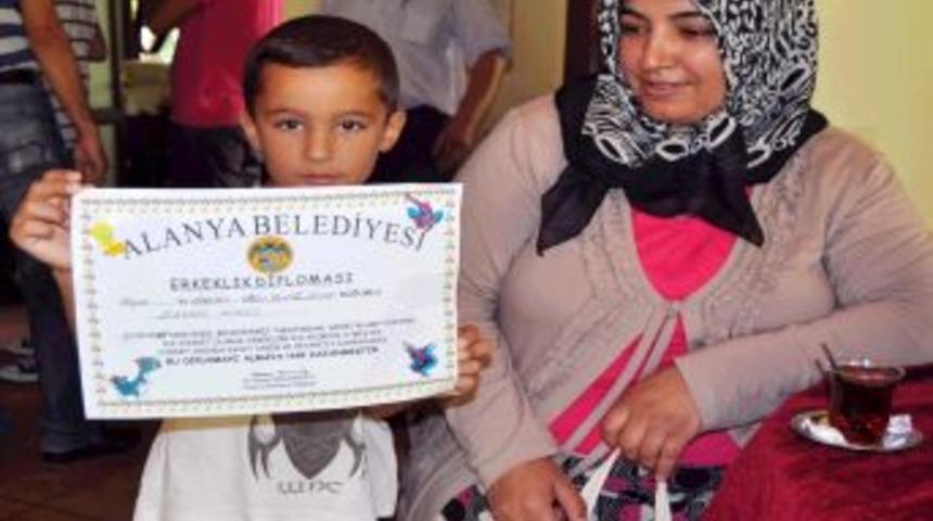 Alanya Belediyesi s&uuml;nnet ettirdiği &ccedil;ocuklara &lsquo;erkeklik diploması&rsquo; veriyor