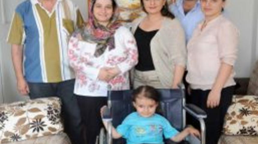 Minik Berrenur&rsquo;un tekerlikli sandalye sevinci