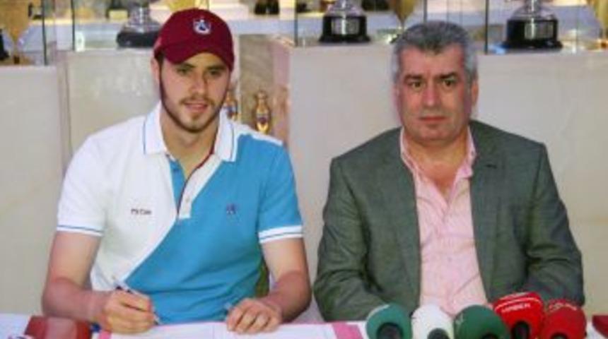 Trabzonspor, Aykut Akg&uuml;n ile 5 yıllık s&ouml;zleşme imzaladı
