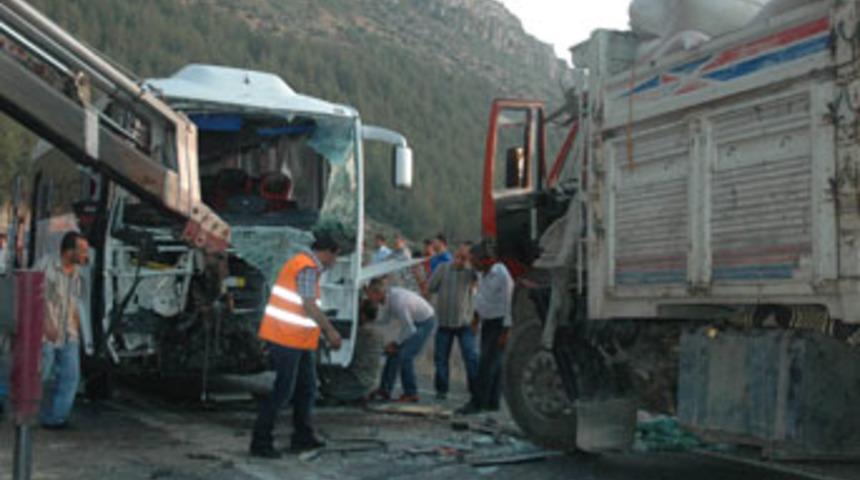 Minib&uuml;s kamyonla &ccedil;arpıştı: 1 &ouml;l&uuml;, 20 yaralı