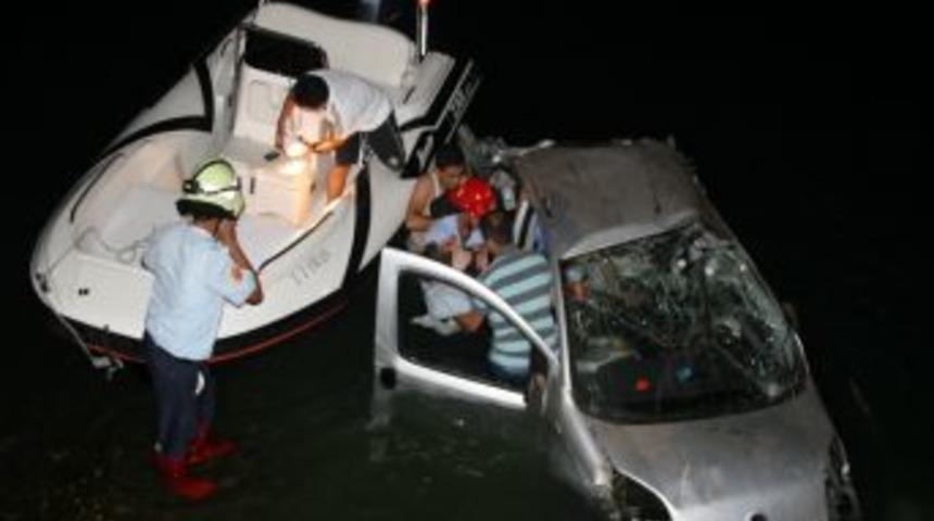 Otomobille denize u&ccedil;an aileyi &ccedil;evredeki gen&ccedil;ler kurtardı