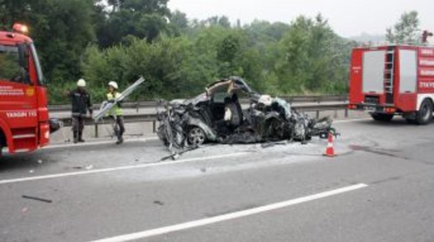 TEM'de feci kaza: 2 &ouml;l&uuml;, 3 yaralı