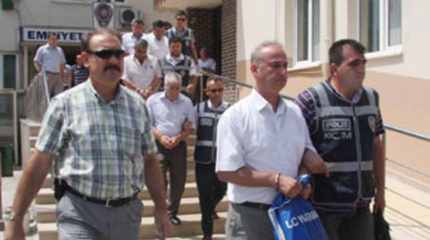 M&uuml;d&uuml;r&uuml; olduğu cezaevine tutuklu olarak girdi