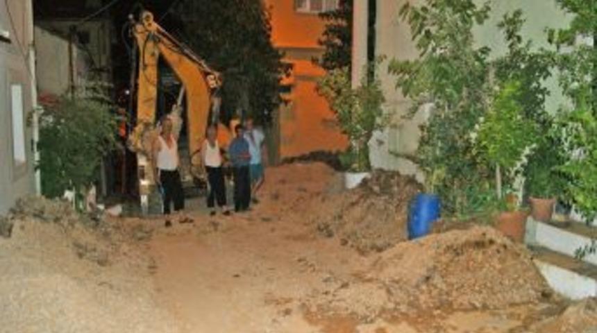 İzmir'de 10 metrelik belediye &ccedil;ukuru tehlike sa&ccedil;ıyor