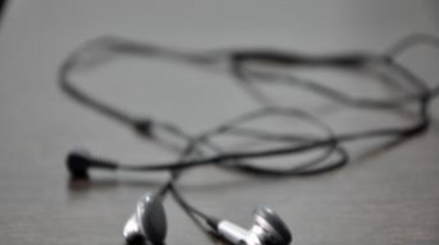 Kulaklıkla uzun s&uuml;reli m&uuml;zik dinlemek kulak h&uuml;crelerini &ouml;ld&uuml;r&uuml;yor