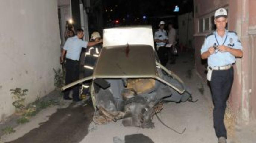 4 metreden minib&uuml;s&uuml;n &uuml;zerine d&uuml;şen otomobil ikiye b&ouml;l&uuml;nd&uuml;, 1 kişi &ouml;ld&uuml;