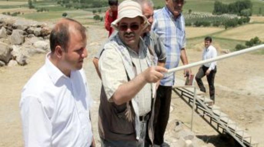 Belediye Başkanı Sertadım, Altıntepe'deki kazı &ccedil;alışmalarını inceledi