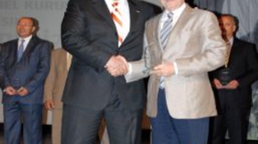 Demirtaş: T&uuml;rk okullarına katkı koyacak herkesin eli &ouml;p&uuml;l&uuml;r