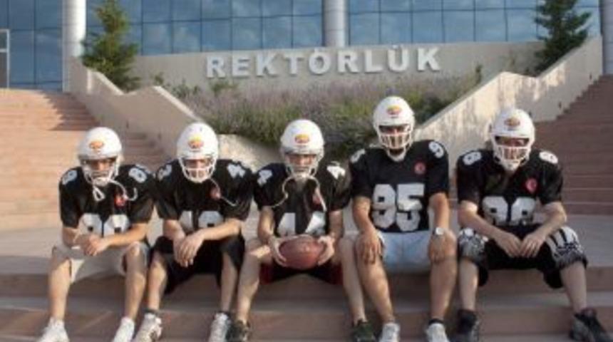 &Ouml;ğrenciler Amerikan futbolu kul&uuml;b&uuml;ne izin verilmemesini protesto etti